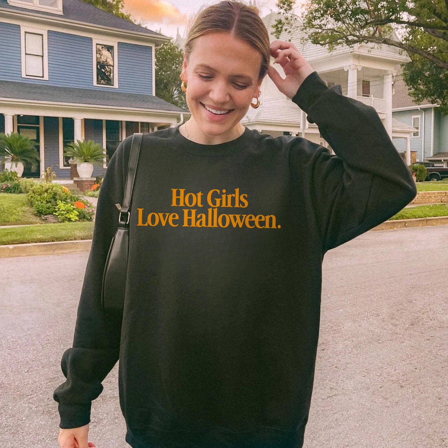 'HOT GIRLS 🧡 HALLOWEEN' - SWEATSHIRT